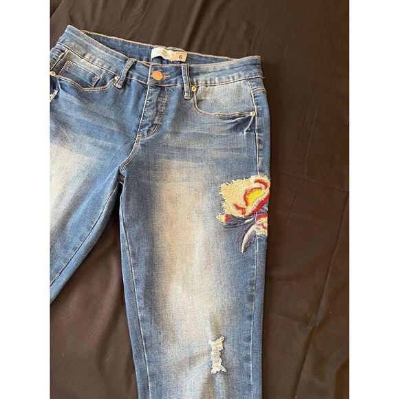 Royalty For Me Cropped Embroidered Jeans - Picture 4 of 7